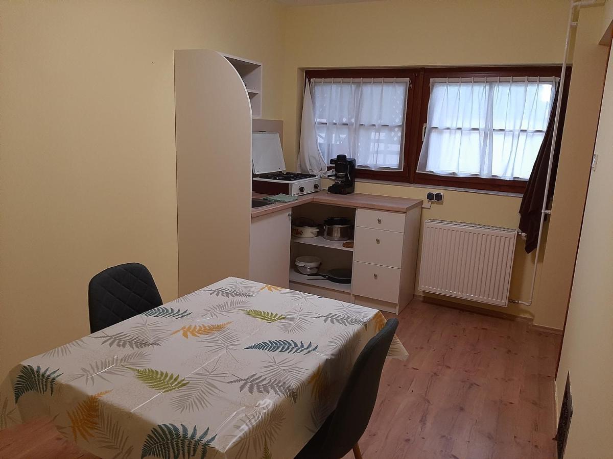 Gyopar Gyoengye Apartmanhaz Orosháza Dış mekan fotoğraf